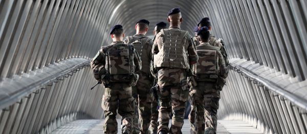 French troops of the Sentinel Operation patrol at the La Defense business district just outside of Paris on August 31, 2017 - Sputnik International