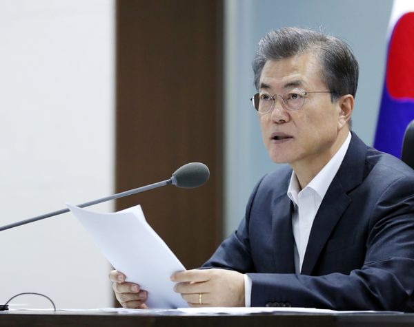 South Korean President Moon Jae-in presides over the National Security Council at the Presidential Blue House in Seoul, South Korea, September 15, 2017 - Sputnik International