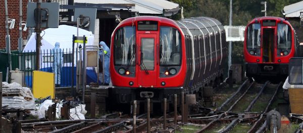 Forensic investigators search on the platform at Parsons Green tube station in London, Britain, September 15, 2017 - Sputnik International