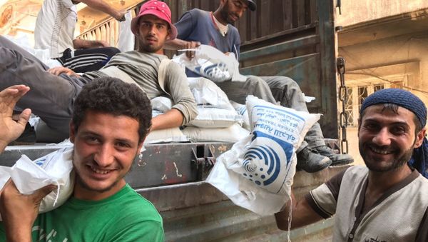 Men unload a van with sugar in Deir ez-Zor. Men unload a van with sugar in Deir ez-Zor. - Sputnik International