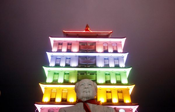 This Aug. 11, 2009 photo shows a statue of Mao Zedong in front of an illuminated pagoda-shape building in Huaxi, Jiangsu Province, China - Sputnik International