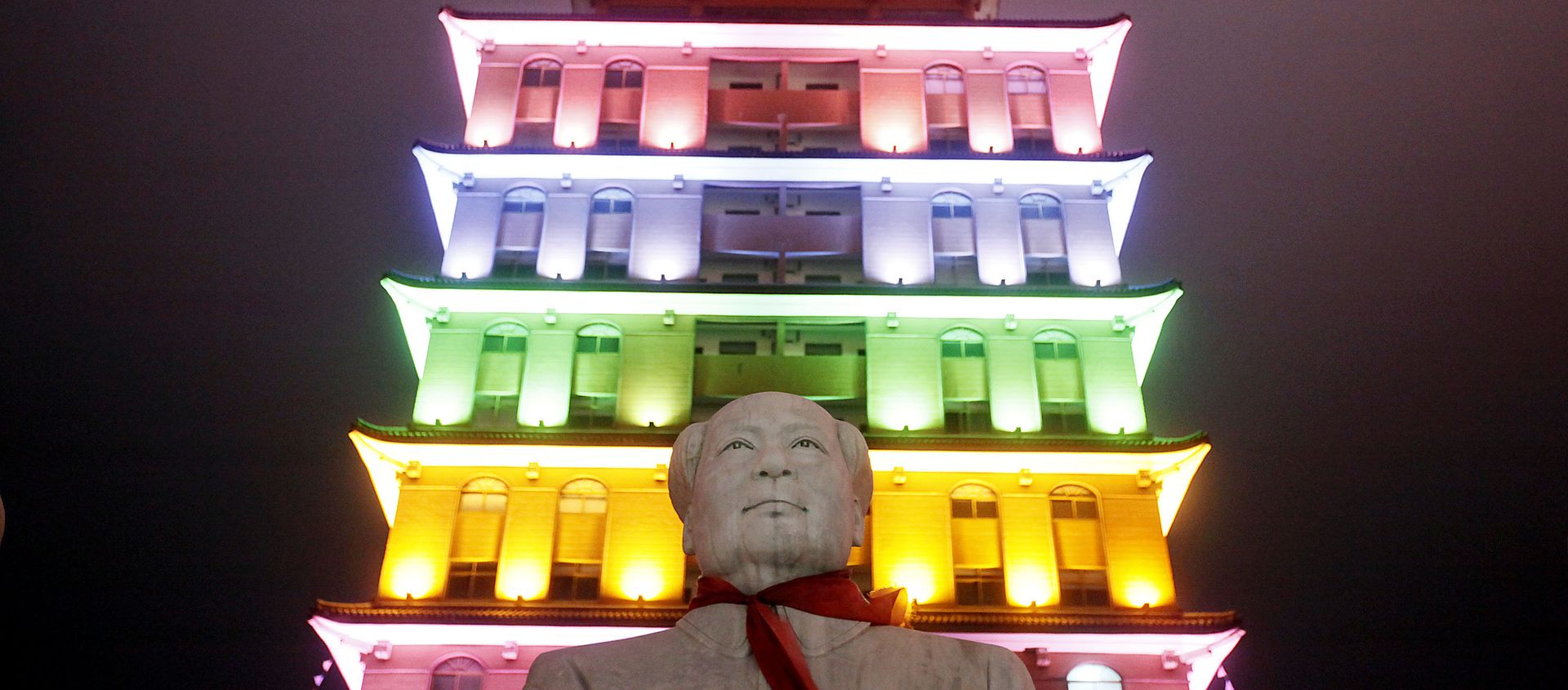 This Aug. 11, 2009 photo shows a statue of Mao Zedong in front of an illuminated pagoda-shape building in Huaxi, Jiangsu Province, China This Aug. 11, 2009 photo shows a statue of Mao Zedong in front of an illuminated pagoda-shape building in Huaxi, Jiangsu Province, China - Sputnik International, 1920, 13.02.2021