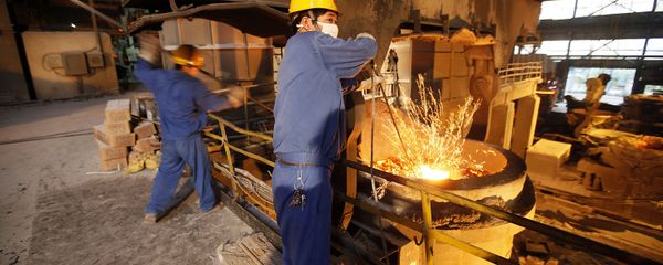 This Aug. 11, 2009 photo shows laborers working at Huaxi No. 2 steel and iron construction material company in Huaxi, Jiangsu Province, China - Sputnik International