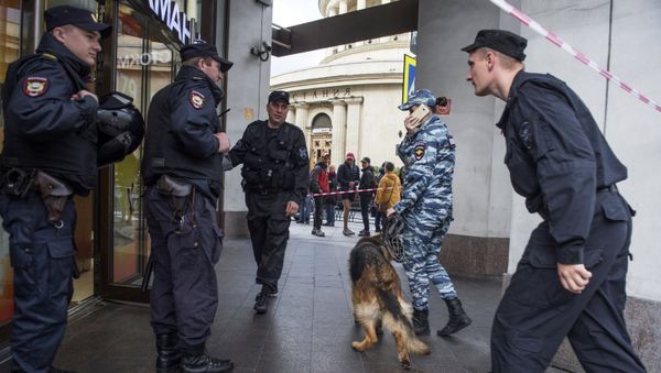 Evacuation prompted by anonymous bomb threat calls in Saint Petersburg, Russia Evacuation prompted by anonymous bomb threat calls in Saint Petersburg, Russia - Sputnik International