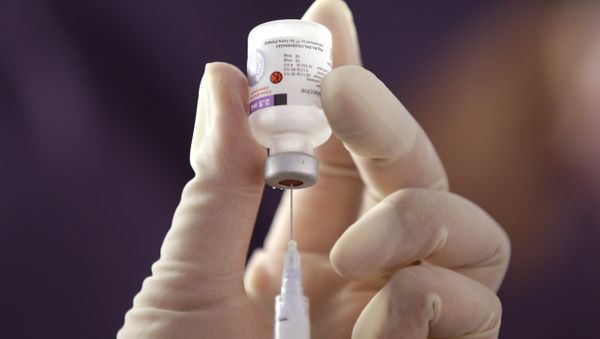 A health official prepares one of many vaccine injections. - Sputnik International