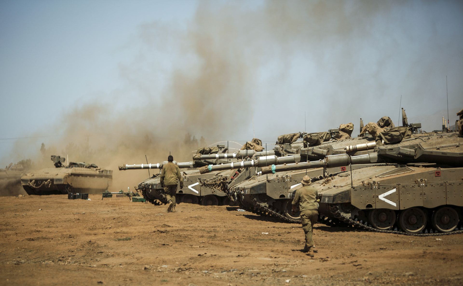 Israeli soldiers manuever Merkava tanks and Namer armored personnel carriers (APCs) during the last day of a military exercise in the northern part of the Israeli-annexed Golan Heights on September 13, 2017. Israeli soldiers manuever Merkava tanks and Namer armored personnel carriers (APCs) during the last day of a military exercise in the northern part of the Israeli-annexed Golan Heights on September 13, 2017. - Sputnik International, 1920, 10.10.2023