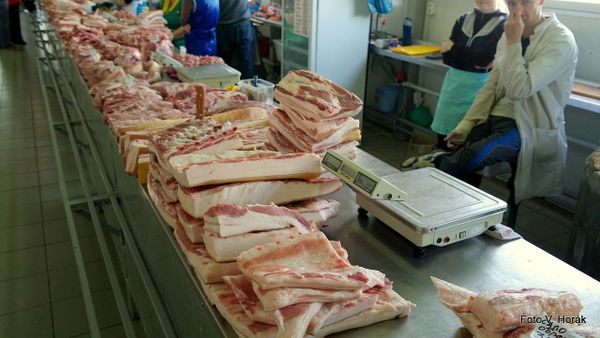 Sale of salo, a popular East Slavic delicacy made of pork lard, at a market. - Sputnik International