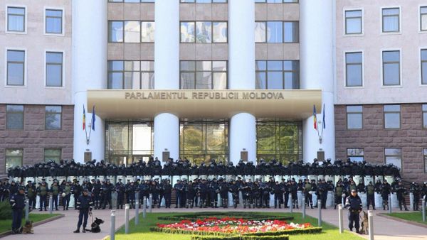 Police near the building of the Moldovan parliament in Chisinau (File) - Sputnik International