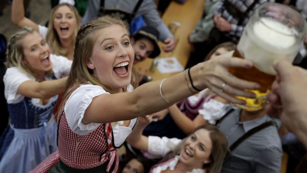 A young woman struggles for beer during the opening of the 184th Oktoberfest beer festival in Munich, Germany, Saturday, Sept. 16, 2017. The world's largest beer festival will be held from Sept. 16 until Oct. 3.  - Sputnik International