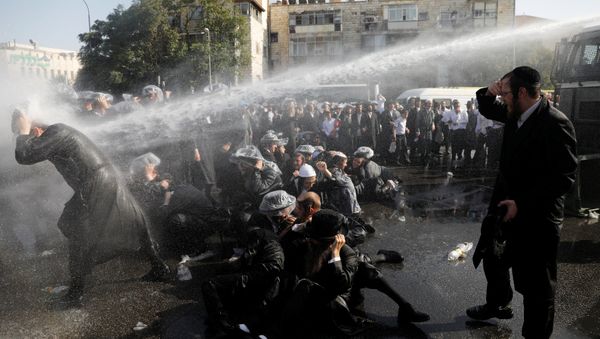 Israeli ultra-Orthodox Jewish men are sprayed with water during clashes with police at a protest against the detention of a member of their community who refuses to serve in the Israeli army, in Jerusalem September 17, 2017 Israeli ultra-Orthodox Jewish men are sprayed with water during clashes with police at a protest against the detention of a member of their community who refuses to serve in the Israeli army, in Jerusalem September 17, 2017 - Sputnik International
