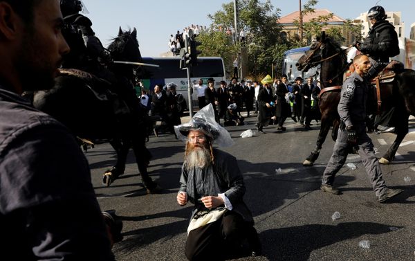 Israeli ultra-Orthodox Jewish men clash with police at a protest against the detention of a member of their community who refuses to serve in the Israeli army, in Jerusalem September 17, 2017 Israeli ultra-Orthodox Jewish men clash with police at a protest against the detention of a member of their community who refuses to serve in the Israeli army, in Jerusalem September 17, 2017 - Sputnik International