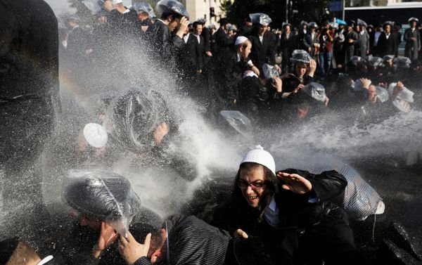 Israeli ultra-Orthodox Jewish men are sprayed with water during clashes with police at a protest against the detention of a member of their community who refuses to serve in the Israeli army, in Jerusalem September 17, 2017 Israeli ultra-Orthodox Jewish men are sprayed with water during clashes with police at a protest against the detention of a member of their community who refuses to serve in the Israeli army, in Jerusalem September 17, 2017 - Sputnik International