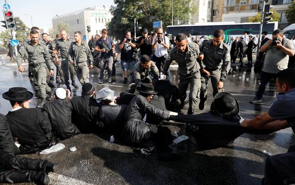 Israeli ultra-Orthodox Jewish men clash with police during a protest against the detention of a member of their community who refuses to serve in the Israeli army, in Jerusalem September 17, 2017 Israeli ultra-Orthodox Jewish men clash with police during a protest against the detention of a member of their community who refuses to serve in the Israeli army, in Jerusalem September 17, 2017 - Sputnik International