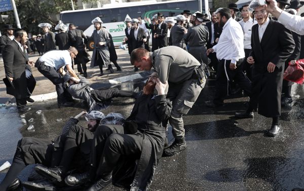 Israeli security forces remove ultra-Orthodox Jewish demonstrators from the road in an ultra-Orthodox neighbourhood of Jerusalem on September 17, 2017 as they protest against a court ruling that could require them to serve in the army like their secular counterparts Israeli security forces remove ultra-Orthodox Jewish demonstrators from the road in an ultra-Orthodox neighbourhood of Jerusalem on September 17, 2017 as they protest against a court ruling that could require them to serve in the army like their secular counterparts - Sputnik International
