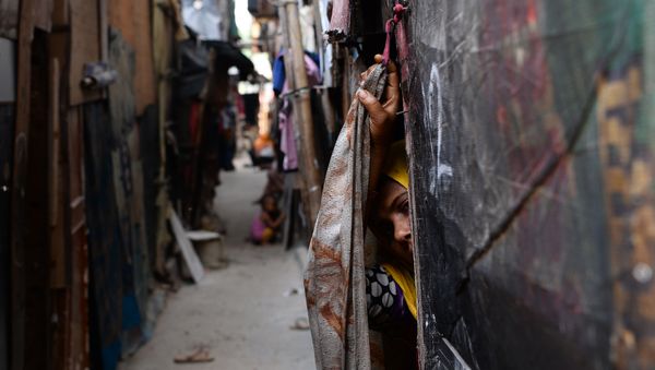 A Rohingya refugee peeps out from her makeshift shelter in New Delhi - Sputnik International