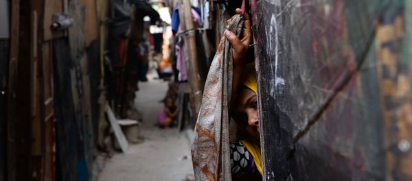 A Rohingya refugee peeps out from her makeshift shelter in New Delhi A Rohingya refugee peeps out from her makeshift shelter in New Delhi - Sputnik International