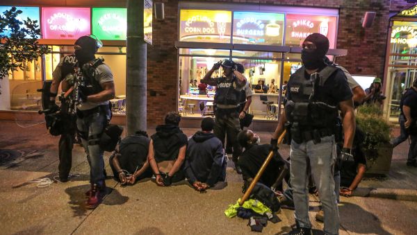 Police detain protesters arrested for causing damage to local businesses during the second night of demonstrations after a not guilty verdict in the murder trial of former St. Louis police officer Jason Stockley, charged with the 2011 shooting of Anthony Lamar Smith, who was black, in St. Louis, Missouri, U.S., September 16, 2017 - Sputnik International