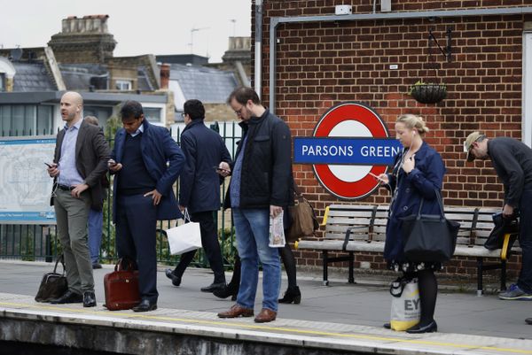 Commuters wait on the platform at Parsons Green station in London, Monday, Sept. 18, 2017.   - Sputnik International