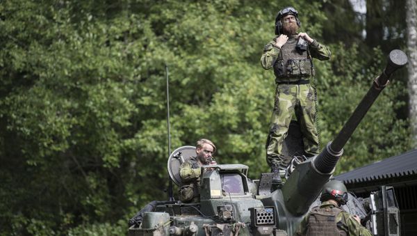 Swedish soldiers man a tank from Skaraborg's Swedish regiments practicing with a US-enhanced armored gun company as part of the preparations for Aurora 17 field exercise Swedish soldiers man a tank from Skaraborg's Swedish regiments practicing with a US-enhanced armored gun company as part of the preparations for Aurora 17 field exercise - Sputnik International