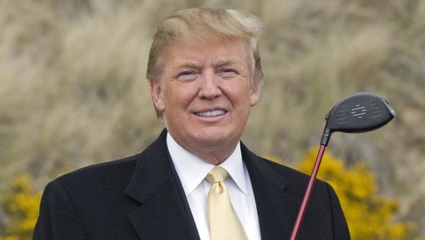 Donald Trump poses for photographers with a golf club (File) - Sputnik International