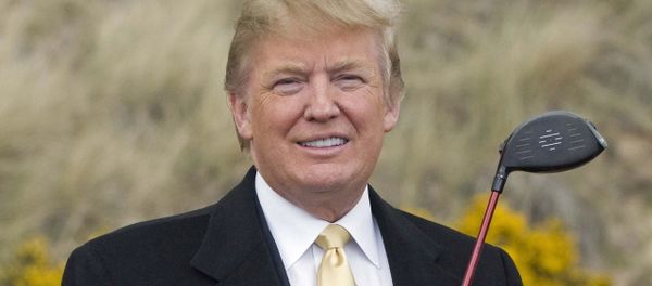 Donald Trump poses for photographers with a golf club (File) - Sputnik International