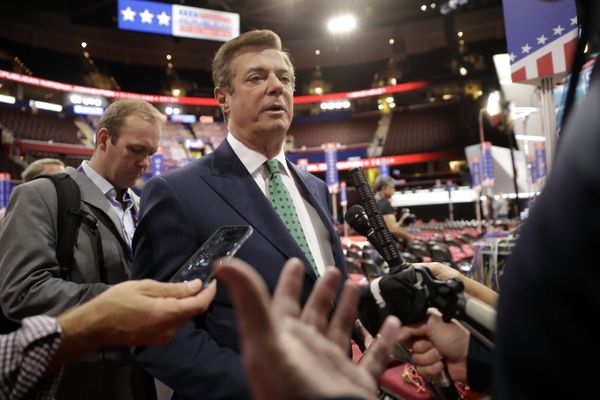 Trump Campaign Chairman Paul Manafort is surrounded by reporters on the floor of the Republican National Convention at Quicken Loans Arena, Sunday, July 17, 2016, in Cleveland Trump Campaign Chairman Paul Manafort is surrounded by reporters on the floor of the Republican National Convention at Quicken Loans Arena, Sunday, July 17, 2016, in Cleveland - Sputnik International