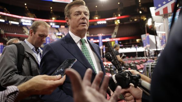 Trump Campaign Chairman Paul Manafort is surrounded by reporters on the floor of the Republican National Convention at Quicken Loans Arena, Sunday, July 17, 2016, in Cleveland Trump Campaign Chairman Paul Manafort is surrounded by reporters on the floor of the Republican National Convention at Quicken Loans Arena, Sunday, July 17, 2016, in Cleveland - Sputnik International