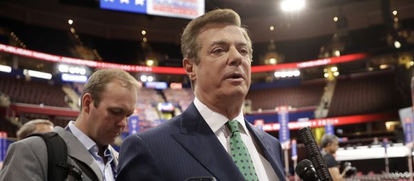 Trump Campaign Chairman Paul Manafort is surrounded by reporters on the floor of the Republican National Convention at Quicken Loans Arena, Sunday, July 17, 2016, in Cleveland Trump Campaign Chairman Paul Manafort is surrounded by reporters on the floor of the Republican National Convention at Quicken Loans Arena, Sunday, July 17, 2016, in Cleveland - Sputnik International