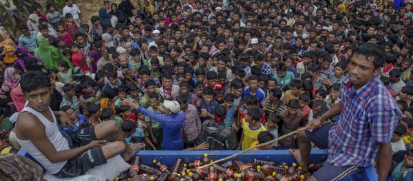 Rohingya Muslims, who crossed over from Myanmar into Bangladesh, wait during distribution of food items near Kutupalong refugee camp, Bangladesh, Tuesday, Sept. 19, 2017. - Sputnik International