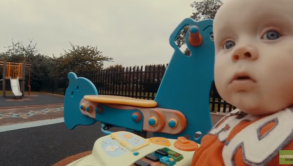 Adventurous Baby Goes Solo Around Park - Sputnik International