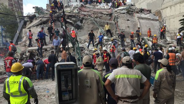 People search for survivors in a collapsed building in the Roma neighborhood of Mexico City, Tuesday, Sept. 19, 2017. A powerful earthquake has jolted Mexico, causing buildings to sway sickeningly in the capital on the anniversary of a 1985 quake that did major damage. People search for survivors in a collapsed building in the Roma neighborhood of Mexico City, Tuesday, Sept. 19, 2017. A powerful earthquake has jolted Mexico, causing buildings to sway sickeningly in the capital on the anniversary of a 1985 quake that did major damage. - Sputnik International