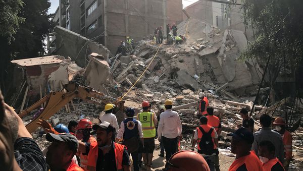 People clear rubble after an earthquake hit Mexico City, Mexico September 19, 2017 People clear rubble after an earthquake hit Mexico City, Mexico September 19, 2017 - Sputnik International