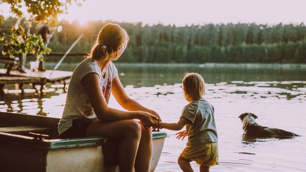 Woman, child, dog and sunset - Sputnik International