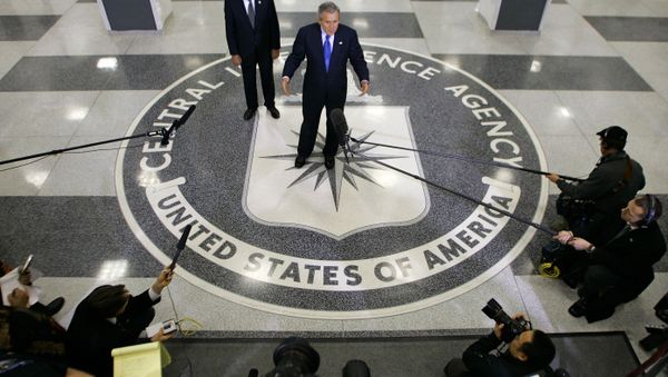 Former president Bush talks to reporters after he received an intelligence briefing at CIA Headquarters in Langley, Va., near Washington, Thursday, March 3, 2005. He is joined by Director of Central Intelligence Porter Goss. - Sputnik International