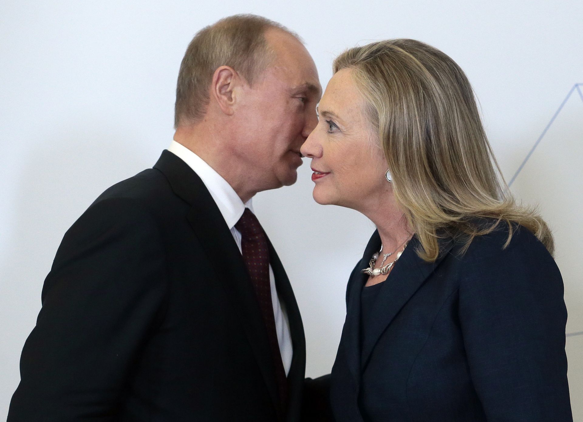 File photo taken on Saturday, Sept. 8, 2012, Russian President Vladimir Putin, left, meets U.S. Secretary of State Hillary Rodham Clinton on her arrival at the APEC summit in Vladivostok, Russia. - Sputnik International, 1920, 24.02.2022