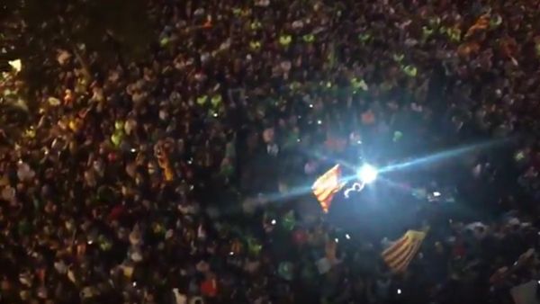 The night falls in #Barcelona but thousands resist in the streets #HelpCatalonia - Sputnik International