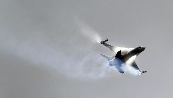 A Lockheed Martin F16 Jet fighter performs its demonstration flight at the 49th Paris Air Show at le Bourget airport, east of Paris, Wednesday June 22, 2011. - Sputnik International