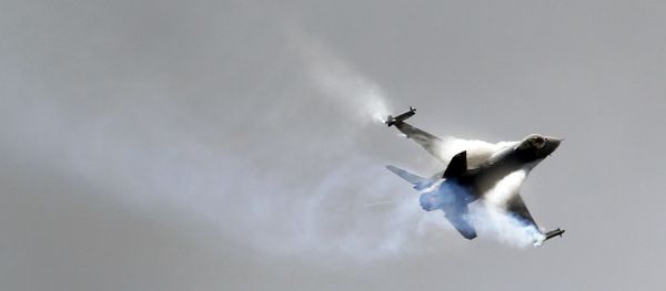 A Lockheed Martin F16 Jet fighter performs its demonstration flight at the 49th Paris Air Show at le Bourget airport, east of Paris, Wednesday June 22, 2011. - Sputnik International