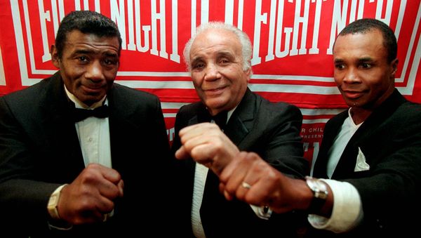 Boxing legends Floyd Patterson, from left, Jake LaMotta and Sugar Ray Leonard display their champion fists Thursday, Oct. 10, 1996 in Washington. - Sputnik International