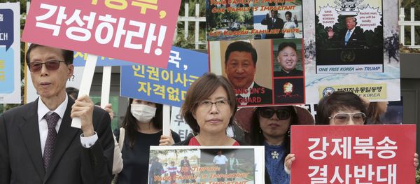 North Korean defectors stage a rally against South Korean government's policy against the North in front of the Government Complex in Seoul, South Korea, Friday, Sept. 22, 2017 - Sputnik International