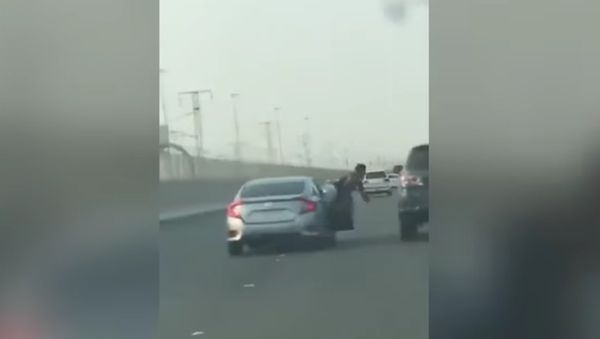 Road rage passenger hangs out of moving car and 'tries to punch' 4X4 driver - before getting instant - Sputnik International