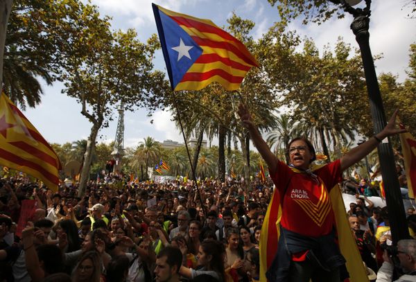 A woman gestures as others wave the estelada or Catalonia independence flags during a protest in Barcelona, Spain Thursday, Sept. 21, 2017. A woman gestures as others wave the estelada or Catalonia independence flags during a protest in Barcelona, Spain Thursday, Sept. 21, 2017. - Sputnik International