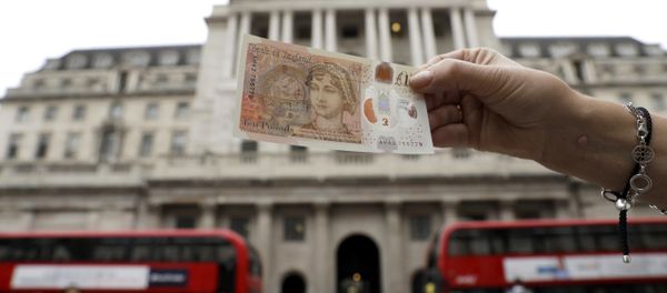 One of the new British 10 pound notes is posed for photographs outside the Bank of England in the City of London, Thursday, Sept. 14, 2017. - Sputnik International
