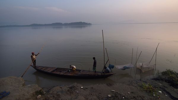 In this photograph taken on June 4, 2016, Indian boatman prepare to cast off after buying fish at a wholesale local fish market on the banks of the River Bhramaputra in Guwahati In this photograph taken on June 4, 2016, Indian boatman prepare to cast off after buying fish at a wholesale local fish market on the banks of the River Bhramaputra in Guwahati - Sputnik International