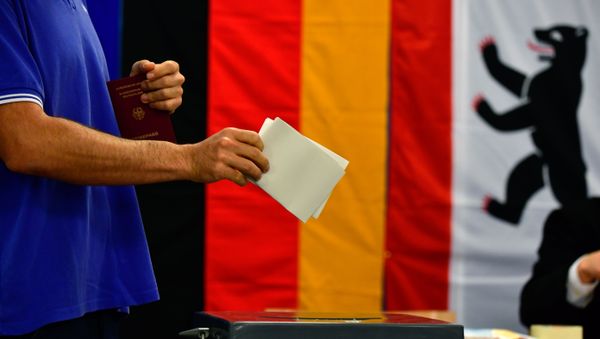 A man casts his ballot at a polling station in Berlin during general elections on September 24, 2017 - Sputnik International
