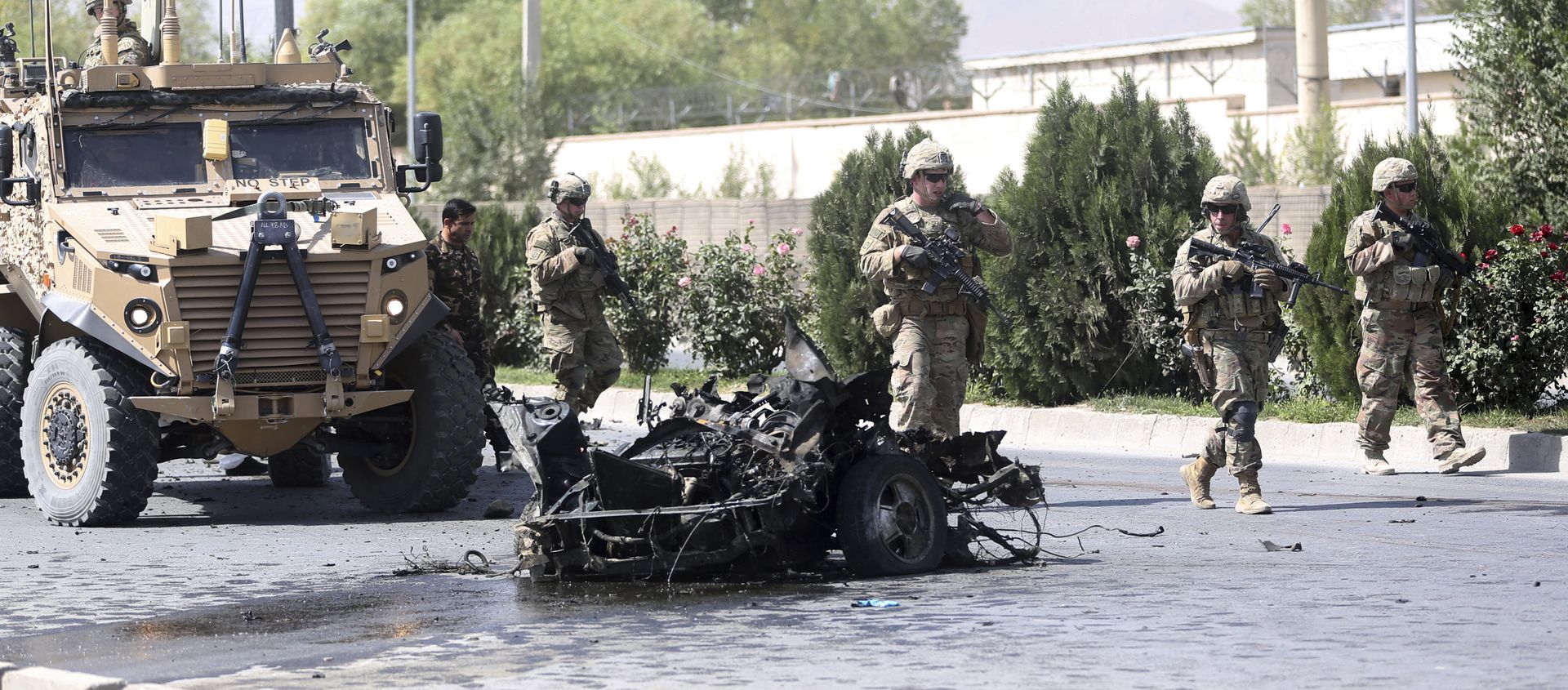 U.S. and Afghan security forces inspect the site of a suicide attack on NATO convoy in Kabul, Afghanistan, Sunday, Sept. 24, 2017 - Sputnik International, 1920, 11.07.2021