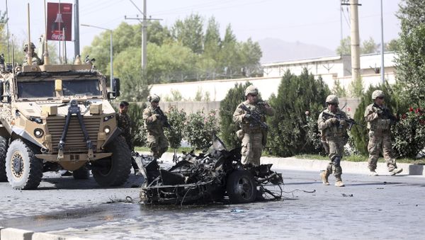 U.S. and Afghan security forces inspect the site of a suicide attack on NATO convoy in Kabul, Afghanistan, Sunday, Sept. 24, 2017 - Sputnik International