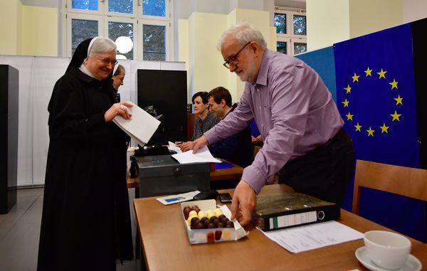 Nuns cast their ballots at a polling station in Berlin during general elections on September 24, 2017 - Sputnik International