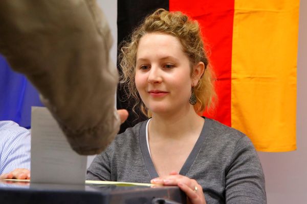 A German citizen casts his vote for the German federal election in Berlin, Germany, September 24, 2017 - Sputnik International