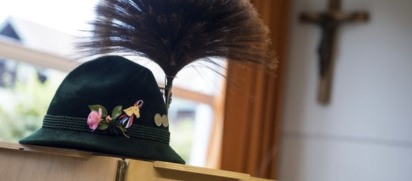 A traditional Bavarian hat with a chamois hair decoration sits on a polling booth during the German parliament election in Unterwoessen, southern Germany, Sunday, Sept. 24, 2017 A traditional Bavarian hat with a chamois hair decoration sits on a polling booth during the German parliament election in Unterwoessen, southern Germany, Sunday, Sept. 24, 2017 - Sputnik International